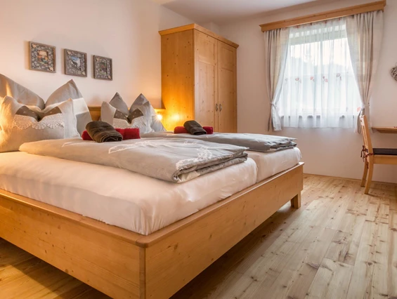 Frühstückspension: Eines von 2 Schlafzimmer des Apartments Gartnerkofel - Historischer Bauernhof Schabus