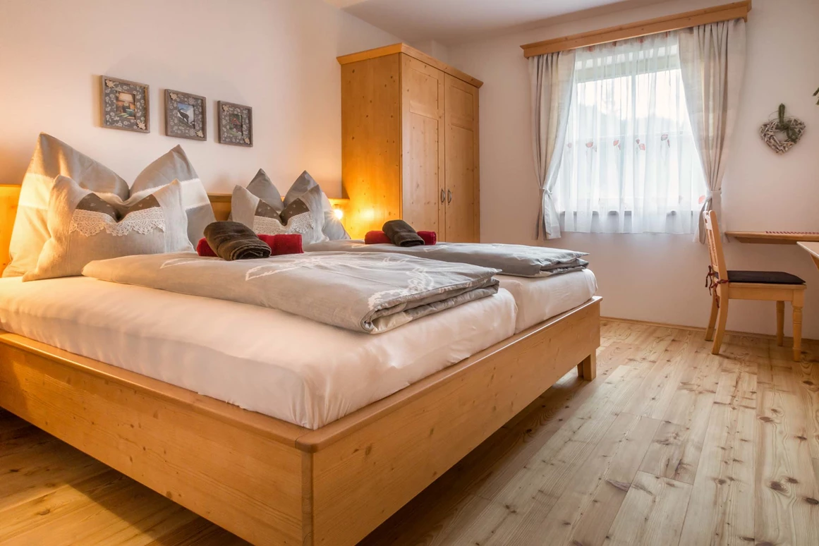 Frühstückspension: Eines von 2 Schlafzimmer des Apartments Gartnerkofel - Historischer Bauernhof Schabus