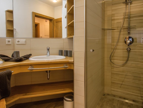 Frühstückspension: Badezimmer des Apartment Gartnerkofel - Historischer Bauernhof Schabus