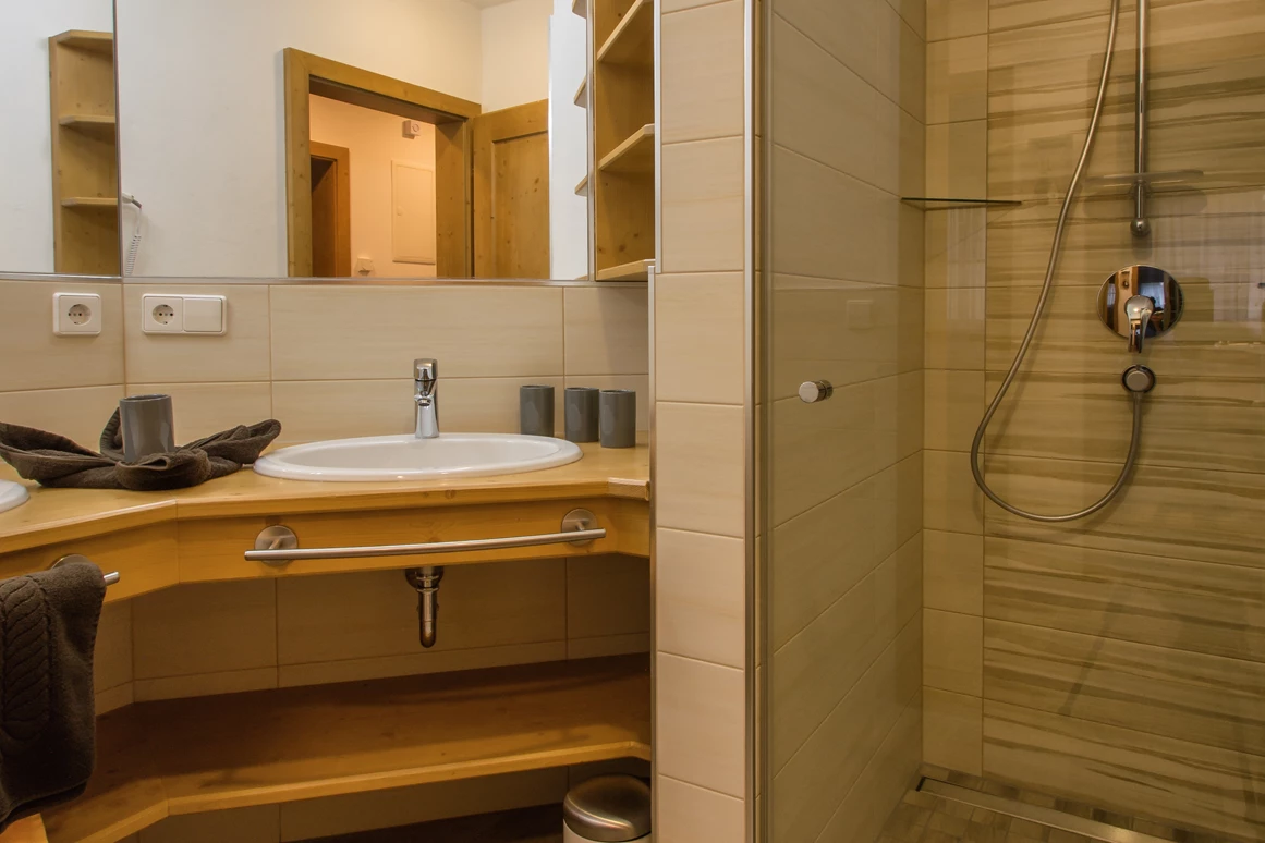 Frühstückspension: Badezimmer des Apartment Gartnerkofel - Historischer Bauernhof Schabus