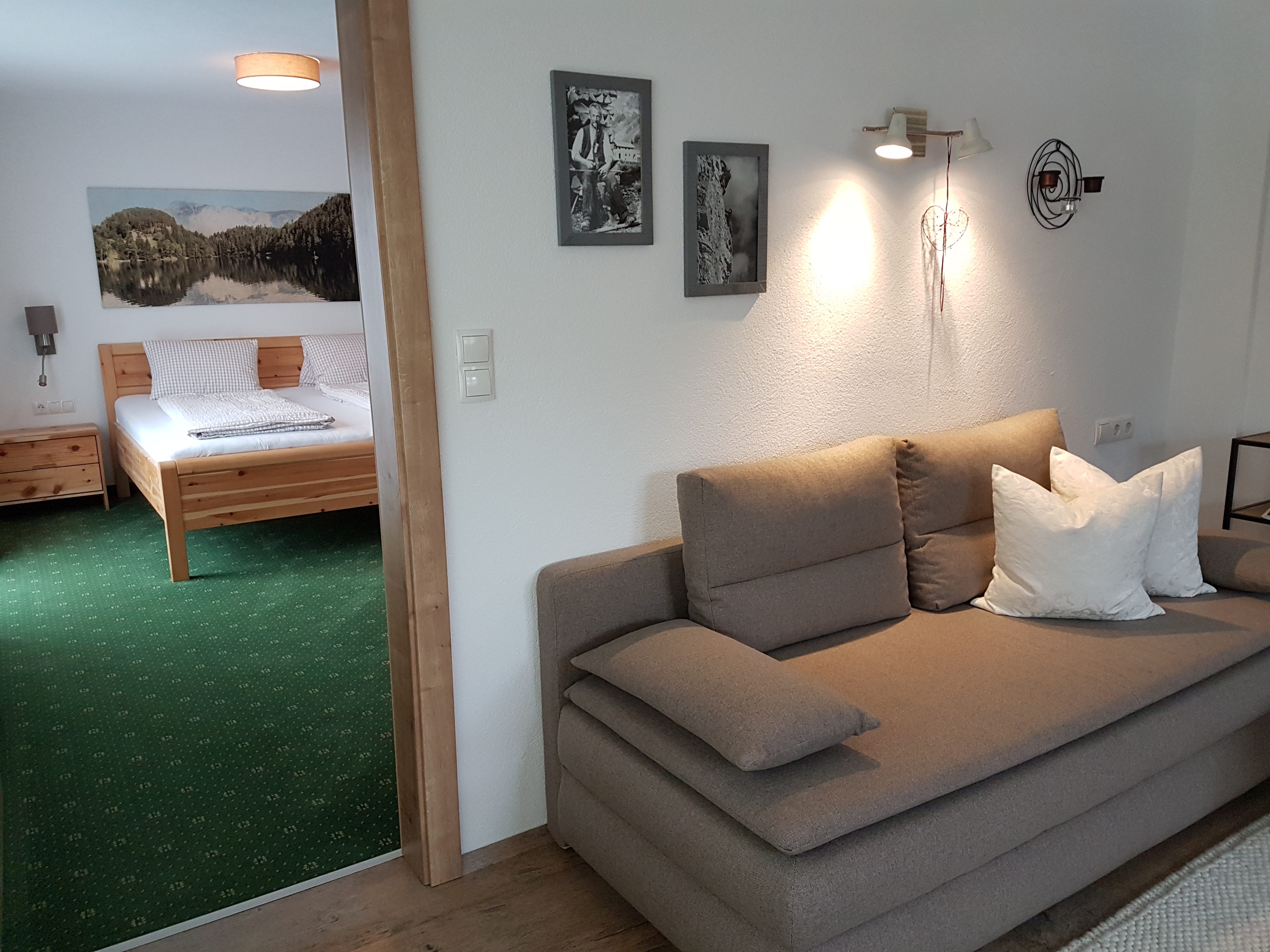 Pensionen - WLAN - Stanzach - Wonzimmer mit Blick ins Schlafzimmer - Haus Alpenglühn