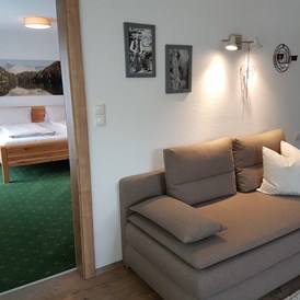 Frühstückspension: Wonzimmer mit Blick ins Schlafzimmer - Haus Alpenglühn