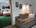 Frühstückspension: Wonzimmer mit Blick ins Schlafzimmer - Haus Alpenglühn