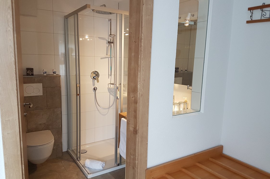 Frühstückspension: Bad mit Dusche und WC - Haus Alpenglühn