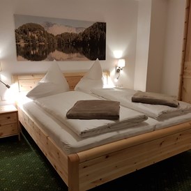 Frühstückspension: Schlafzimmer aus Zirbenholz - Haus Alpenglühn