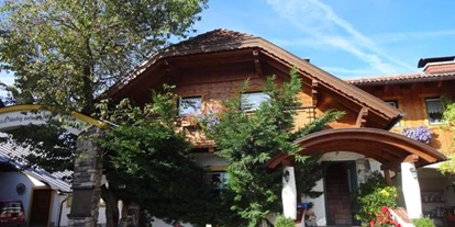 Pensionen - Parkplatz: kostenlos bei der Pension - Hallstatt - im Innenhof - Bio-Bauernhof Simonbauer