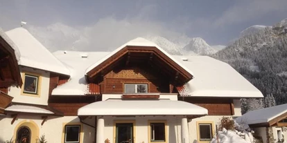 Pensionen - Parkplatz: kostenlos bei der Pension - Hallstatt - sonniger Wintertag - Bio-Bauernhof Simonbauer