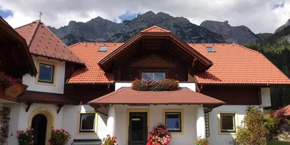 Pensionen - Parkplatz: kostenlos bei der Pension - Hallstatt - Ferienhaus 160m²  Südansicht - Bio-Bauernhof Simonbauer