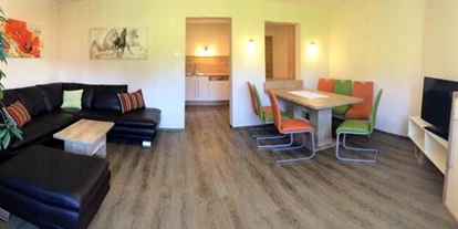 Pensionen - Parkplatz: kostenlos bei der Pension - Hallstatt - Wohnzimmer Ferienhaus  110m² - Bio-Bauernhof Simonbauer