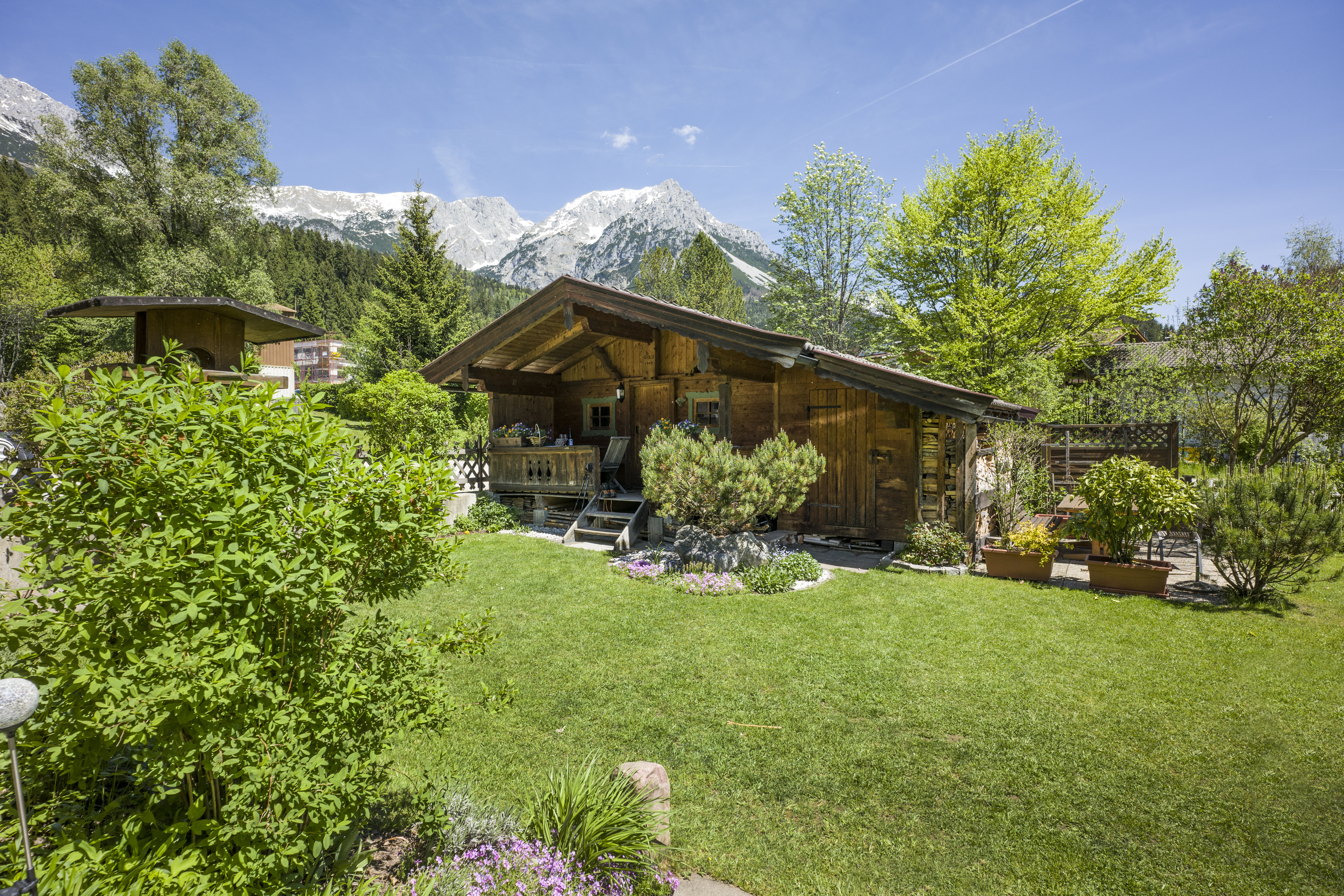 Pensionen - Wanderweg - Garten mit Gartenhütte - Apartments & Zimmer Hinterholzer