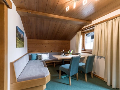 Pensionen - Kössen - Appartement Hohe Salve Sitzecke - Zimmer & Appartements Pension Hinterholzer