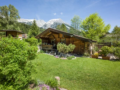 Pensionen - Kössen - Garten mit Gartenhütte - Zimmer & Appartements Pension Hinterholzer