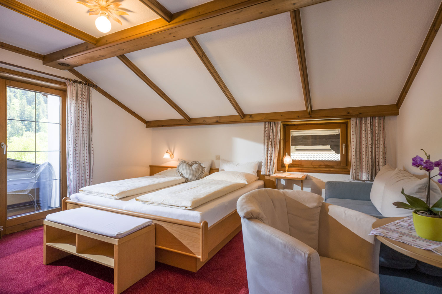 Zimmer & Appartements Pension Hinterholzer Zimmerkategorien Doppel- bzw. Dreibettzimmer