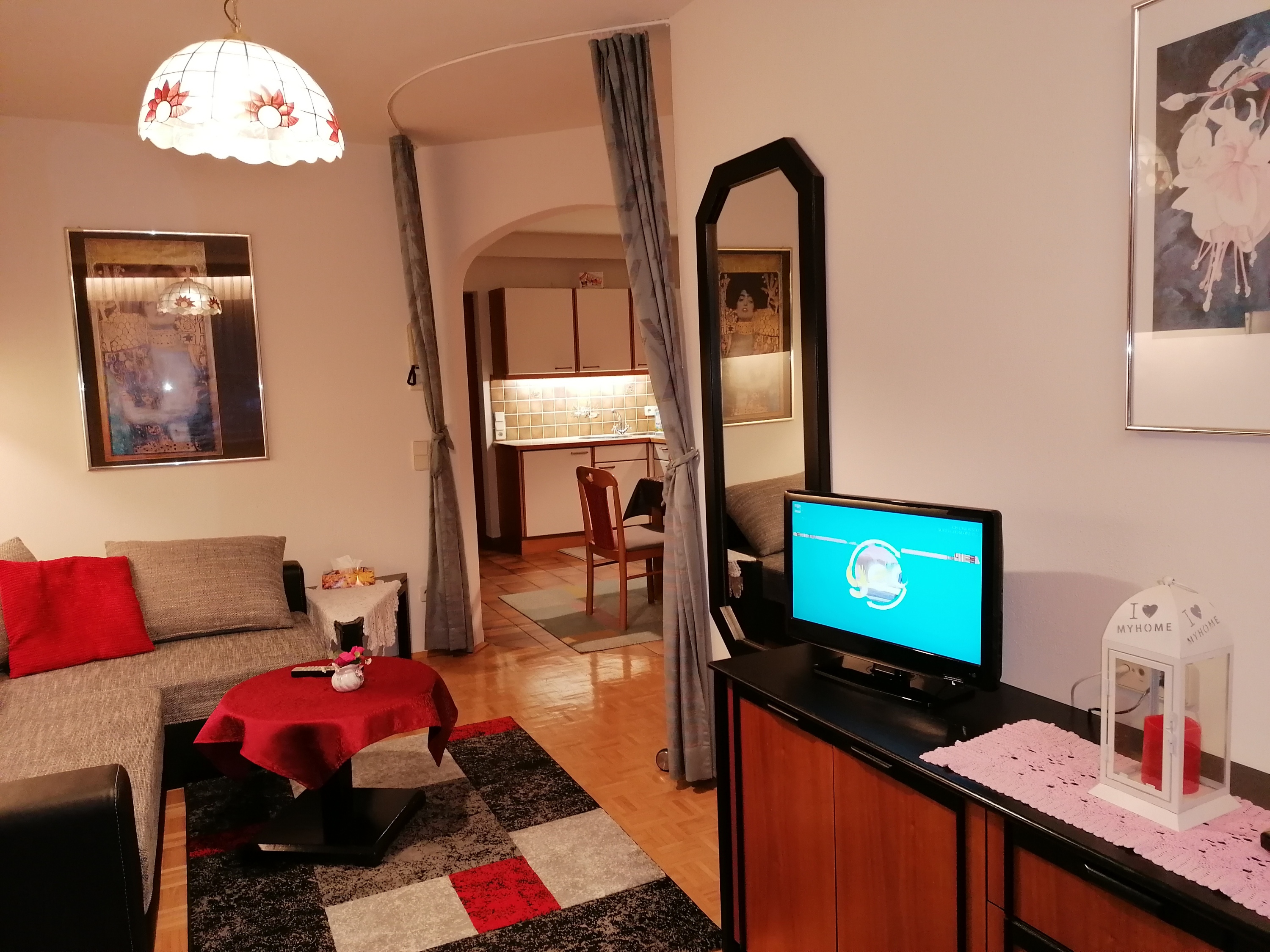 Pensionen - Balkon - Kötschach-Mauthen - Wohnschlafraum mit Fernseher mit integriertem DVD-Player - Appartement Sonja im Haus Carinthia am Nassfeld
