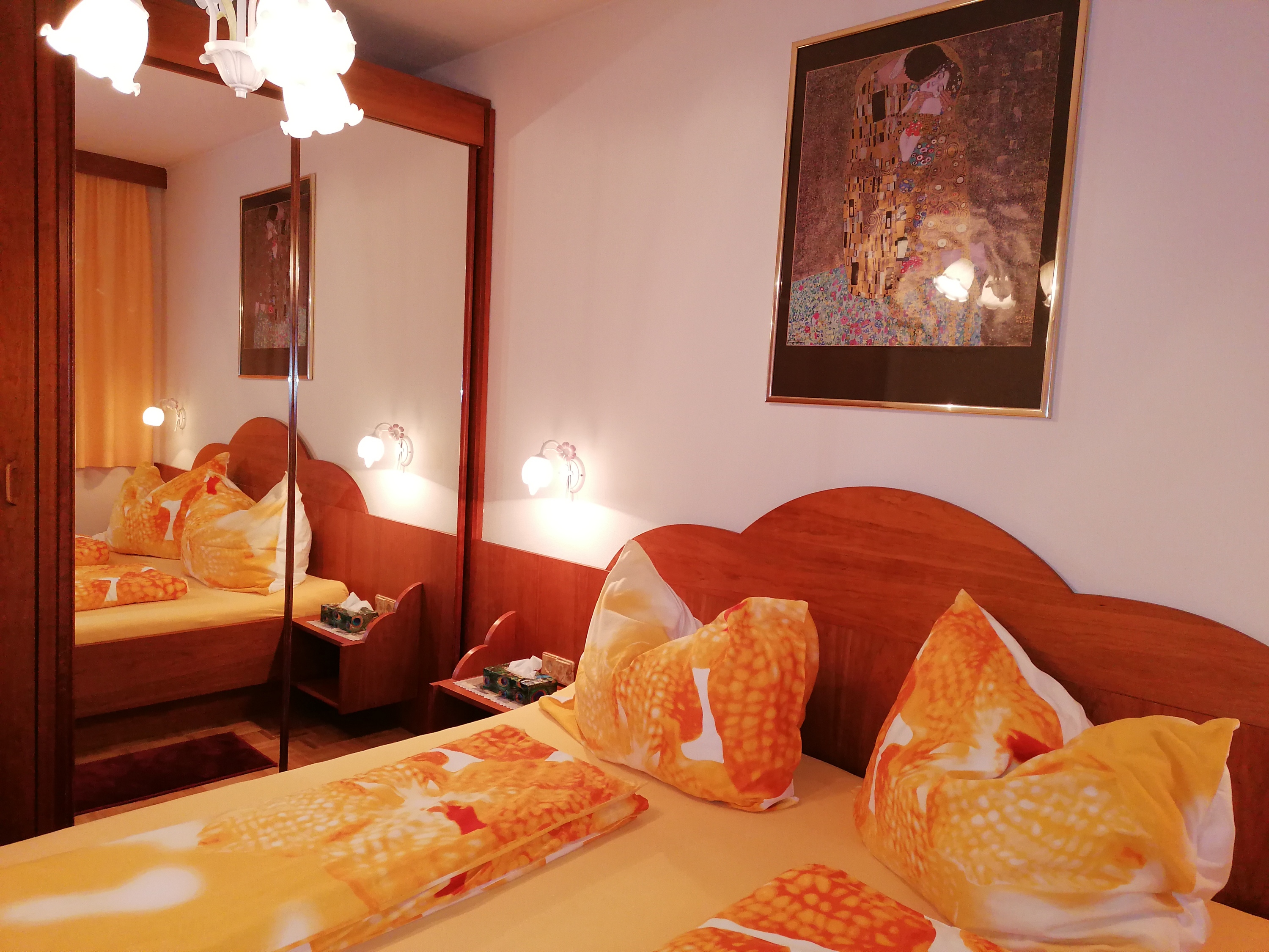 Frühstückspension: Schlafzimmer mit Spiegelschrank und viel Stauraum - Appartement Sonja im Haus Carinthia am Nassfeld