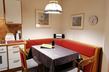 Frühstückspension: Küche mit gemütlicher Essecke und Stereoanlage - Appartement Sonja im Haus Carinthia am Nassfeld