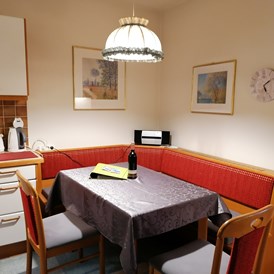 Frühstückspension: Küche mit gemütlicher Essecke und Stereoanlage - Appartement Sonja im Haus Carinthia am Nassfeld