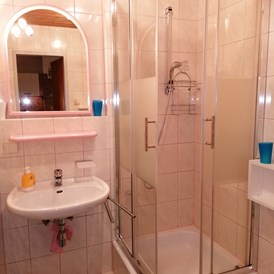 Frühstückspension: Bad mit Dusche und 2 Siegeln und Bidet - Appartement Sonja im Haus Carinthia am Nassfeld