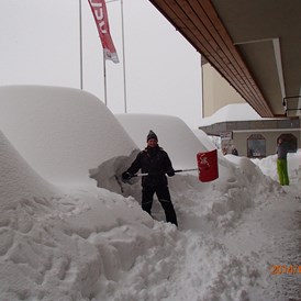 Frühstückspension: 2014 schneereichster Winter, mein Gast beim Ausschaufeln seines Autos - Appartement Sonja im Haus Carinthia am Nassfeld