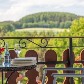 Frühstückspension: Wohnbeispiel - Doppelzimmer mit Südbalkon und Blick auf den Hochwald - Landhaus HEIMISCH