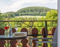 Frühstückspension: Wohnbeispiel - Doppelzimmer mit Südbalkon und Blick auf den Hochwald - Landhaus HEIMISCH