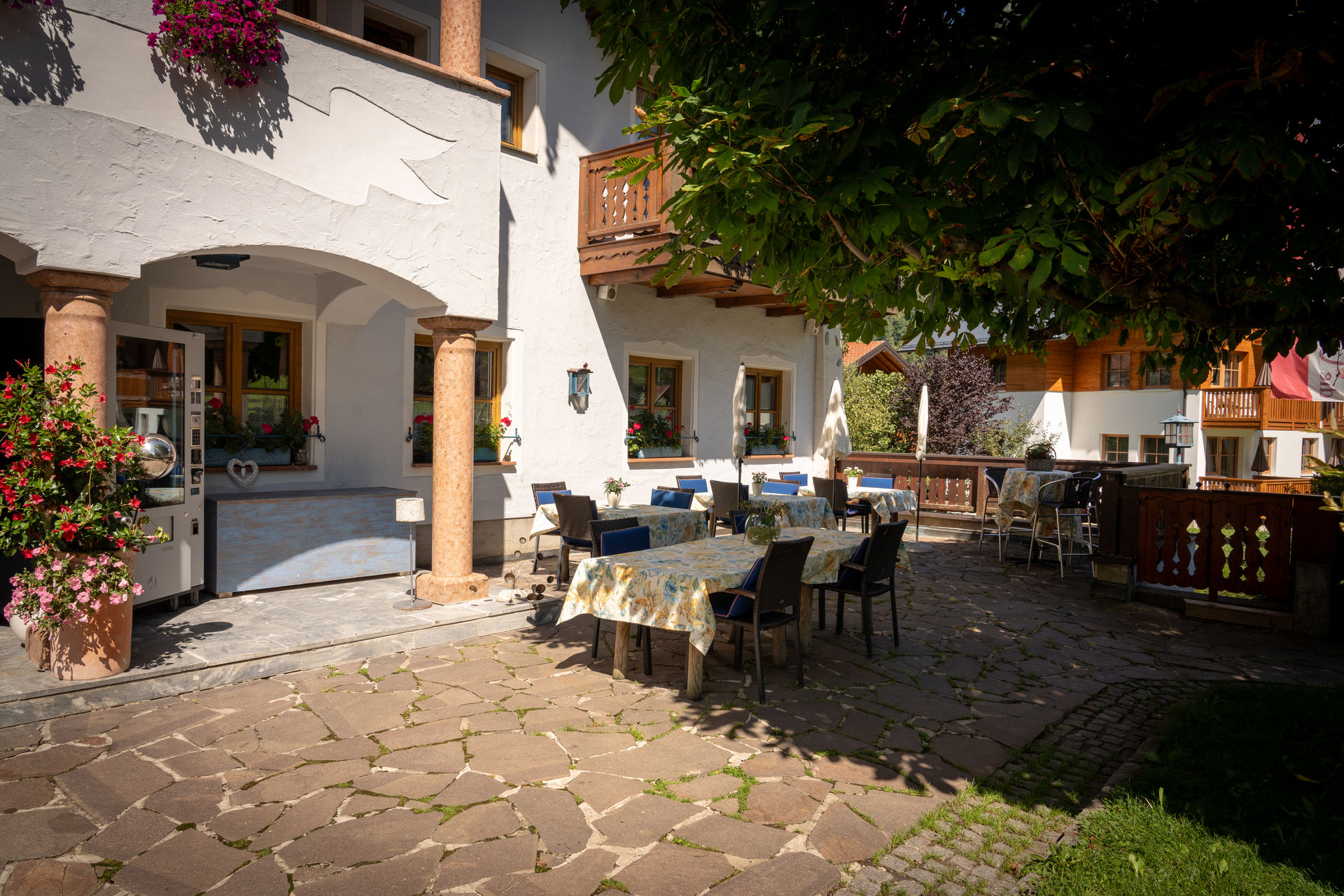 Frühstückspension: Terrasse - die Unterbergerin in Gastein / Salzburg - Apartment, Ferienwohnung und Zimmer mit Frühstück & GRATIS Thermeneintritt