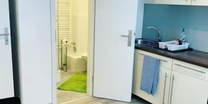 Pensionen - Restaurant - München - Einzimmerapartment -Küche Zugang zum Badezimmer - Aparthotel & Pension Belo Sono