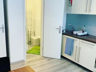 Frühstückspension: Einzimmerapartment -Küche Zugang zum Badezimmer - Aparthotel & Pension Belo Sono