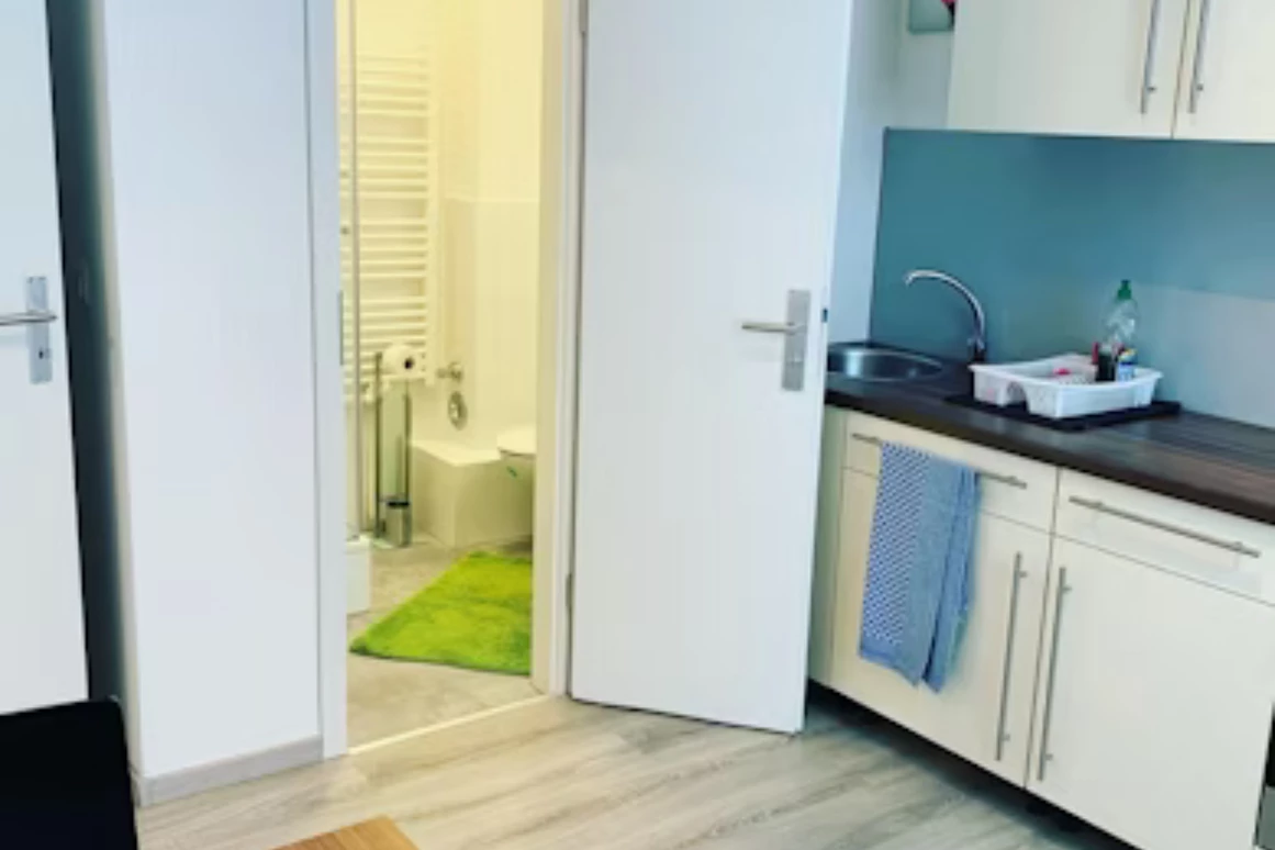 Frühstückspension: Einzimmerapartment -Küche Zugang zum Badezimmer - Aparthotel & Pension Belo Sono
