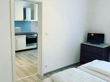 Frühstückspension: Einzimmerapartment -Schlafzimmer mit Übergang in die Küche - Aparthotel & Pension Belo Sono
