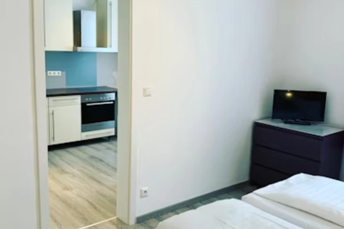 Frühstückspension: Einzimmerapartment -Schlafzimmer mit Übergang in die Küche - Aparthotel & Pension Belo Sono