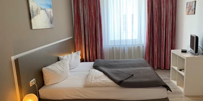 Pensionen - Restaurant - München - Zweizimmerapartment - Schlafzimmer für 2 Personen - Aparthotel & Pension Belo Sono