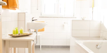 Pensionen - Bad Abbach - Badezimmer mit Badewanne - Café & Pension Nine