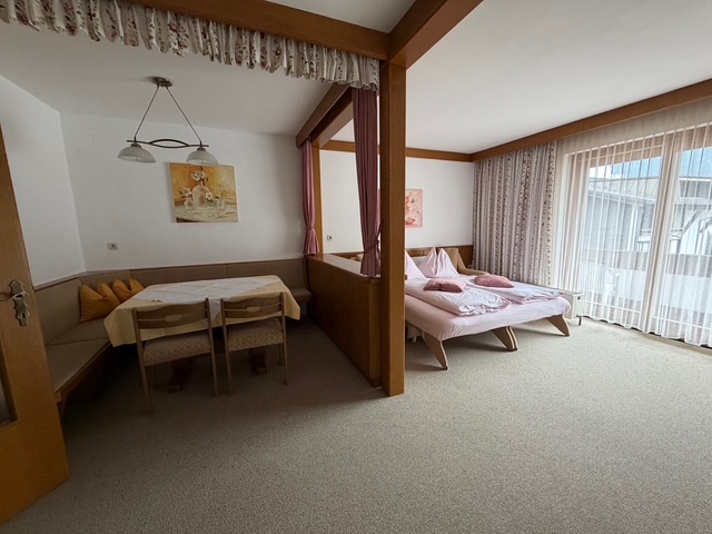 Frühstückspension: Familien Appartement im Nebenhaus "IM SONNENECK"  Essbereich und Schlafsofa für 2 Personen - Frühstückspension "WASSERER" Bad Kleinkirchheim 