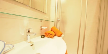 Pensionen - WLAN - Ötztal - Badezimmer - B&B Haus Rehwinkl