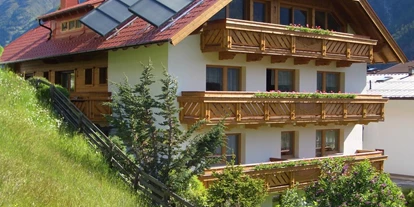 Pensionen - WLAN - Ötztal - Außenansicht Sommer - B&B Haus Rehwinkl