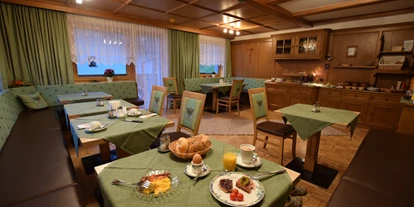 Pensionen - WLAN - Ötztal - Frühstückszimmer
Frühstück bei Buchung im Doppelzimmer inkludiert. - B&B Haus Rehwinkl
