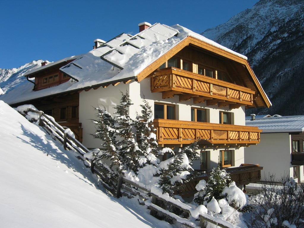 Frühstückspension: Außenansicht Winter - B&B Haus Rehwinkl