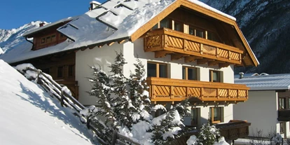 Pensionen - WLAN - Ötztal - Außenansicht Winter - B&B Haus Rehwinkl