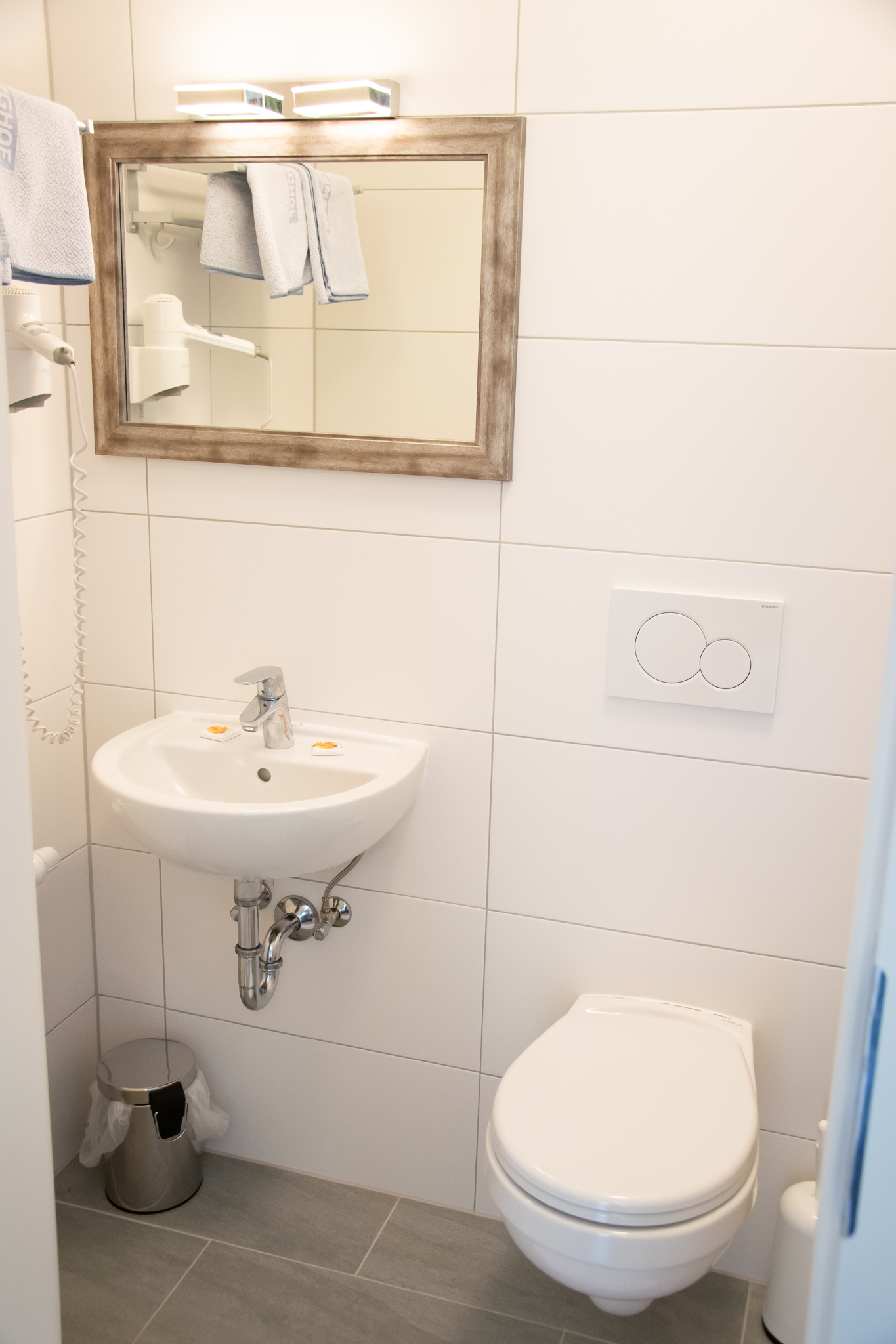 Frühstückspension: Dusche und WC in der FEWO - Klamberghof Burgstaller ***