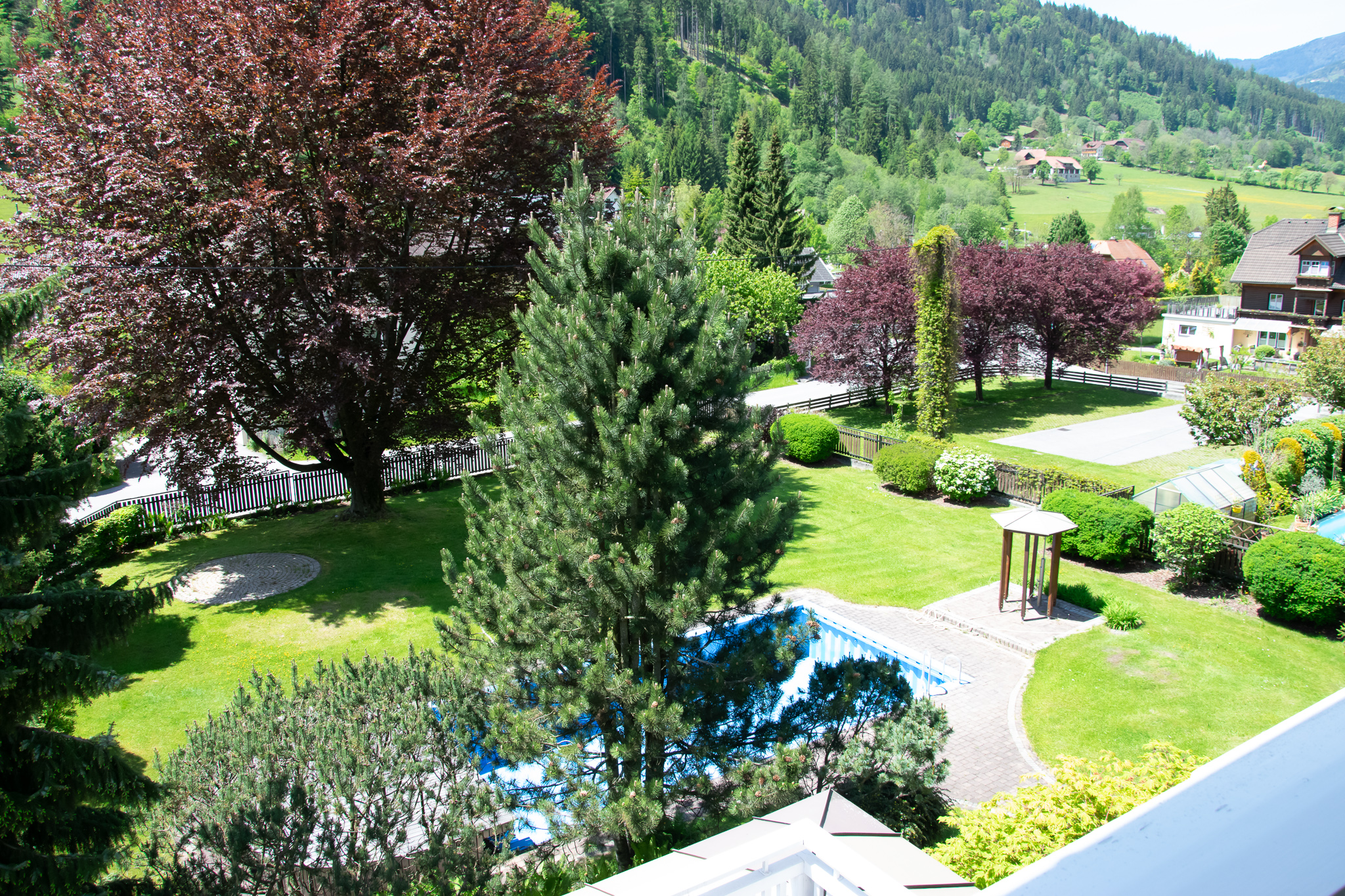 Frühstückspension: Blick vom Balkon in den Garten - Klamberghof Burgstaller ***