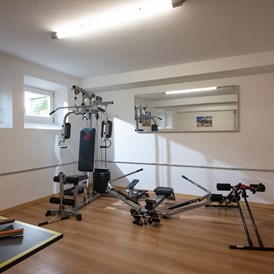 Frühstückspension: Der Fitnessraum mit Tischtennisplatte - Gästehaus Rosenhof und Birkenhof