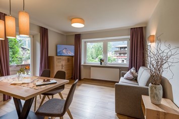 Frühstückspension: Apartments mit großzügigen Wohnzimmern im Rosenhof in Mayrhofen/Zillertal. - Gästehaus Rosenhof und Birkenhof