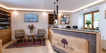 Pensionen - Parkplatz: kostenlos bei der Pension - Alpbach - Rezeption im Haupthaus Birkenhof in Mayrhofen - Wir freuen uns auf Sie! - Hotel Garni Birkenhof & Apartments Rosenhof