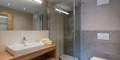 Pensionen - Parkplatz: kostenlos bei der Pension - Alpbach - Apartments mit modernen Badezimmern im Rosenhof in Mayrhofen/Zillertal. - Hotel Garni Birkenhof & Apartments Rosenhof