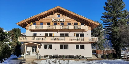 Pensionen - Parkplatz: kostenlos bei der Pension - Alpbach - Der Rosenhof im Zillertal im Winter - Hotel Garni Birkenhof & Apartments Rosenhof