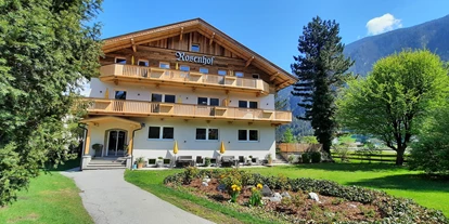Pensionen - Parkplatz: kostenlos bei der Pension - Alpbach - Der Rosenhof in Mayrhofen im Zillertal im Sommer. - Hotel Garni Birkenhof & Apartments Rosenhof