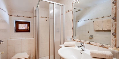 Pensionen - Parkplatz: kostenlos bei der Pension - Alpbach - Badezimmer mit Dusche/Toilette und Haartrockner. - Hotel Garni Birkenhof & Apartments Rosenhof