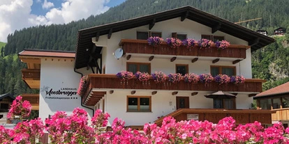 Pensionen - Parkplatz: kostenlos bei der Pension - St. Anton am Arlberg - Landhaus Moosbrugger