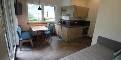 Pensionen - Parkplatz: kostenlos bei der Pension - Alpbach - Wohnbereich mit Küche "See Chalet" - Appartements Ticklhof am See
